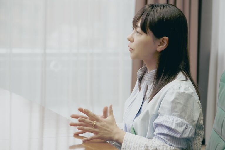 「Folder」「Folder5」の再始動について聞かれて…AKINAさんは否定はしなかった　©佐藤亘／文藝春秋