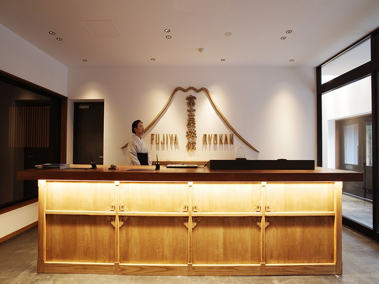 レセプションカウンターの背景には富士山のデザインが。