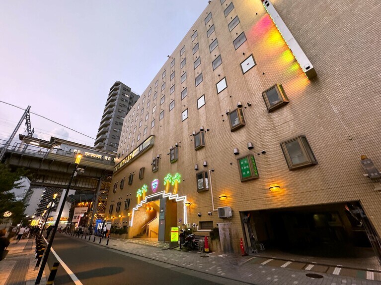 日暮れとともにネオンが灯り、妖艶なムードが漂いはじめる。