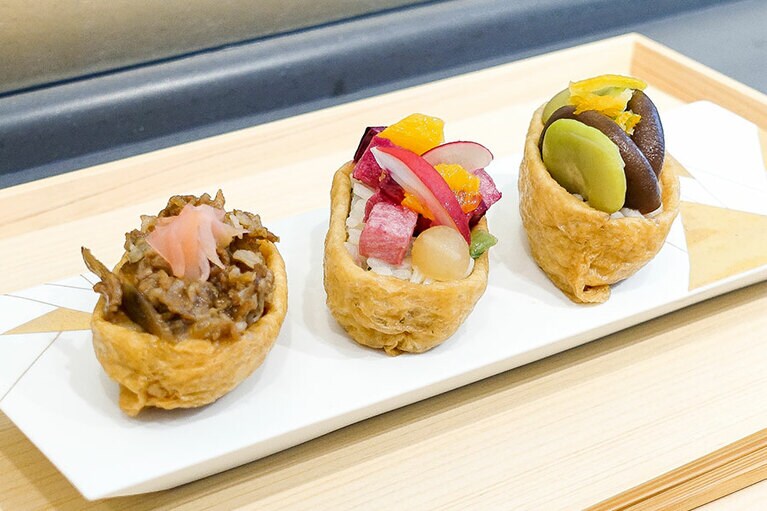 本日のおすすめINARIの3点盛り。INARI SET A 980円。