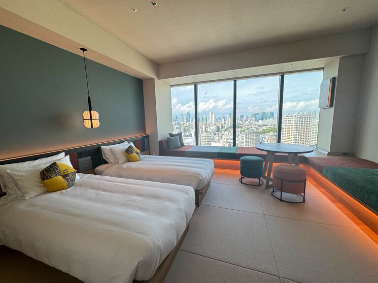 リビングスペースのある「デラックスルーム」。定員4人まで。