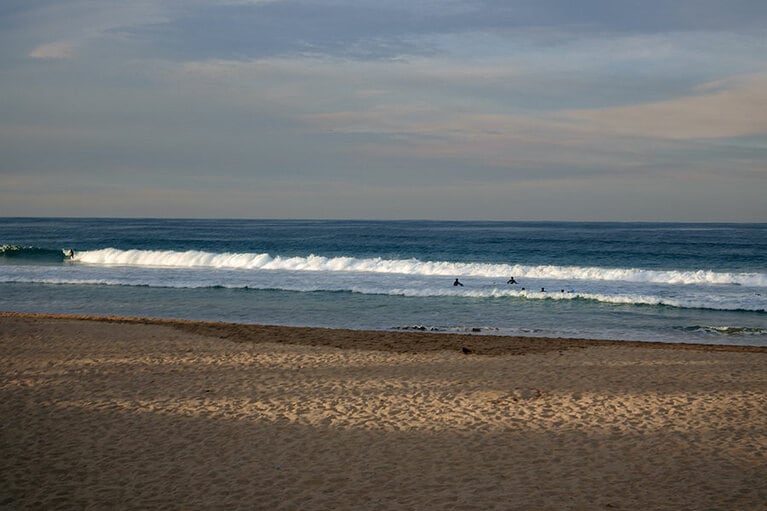 多くのプロサーファーがこの海から世界を目指しています。