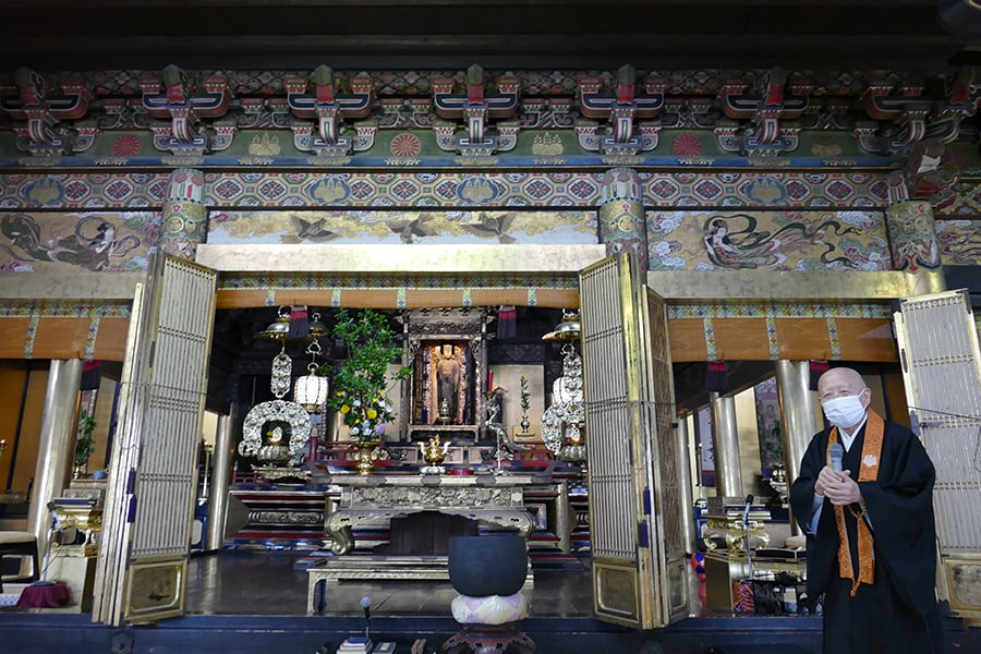 絢爛豪華な仏壇。ご住職がお出迎え。