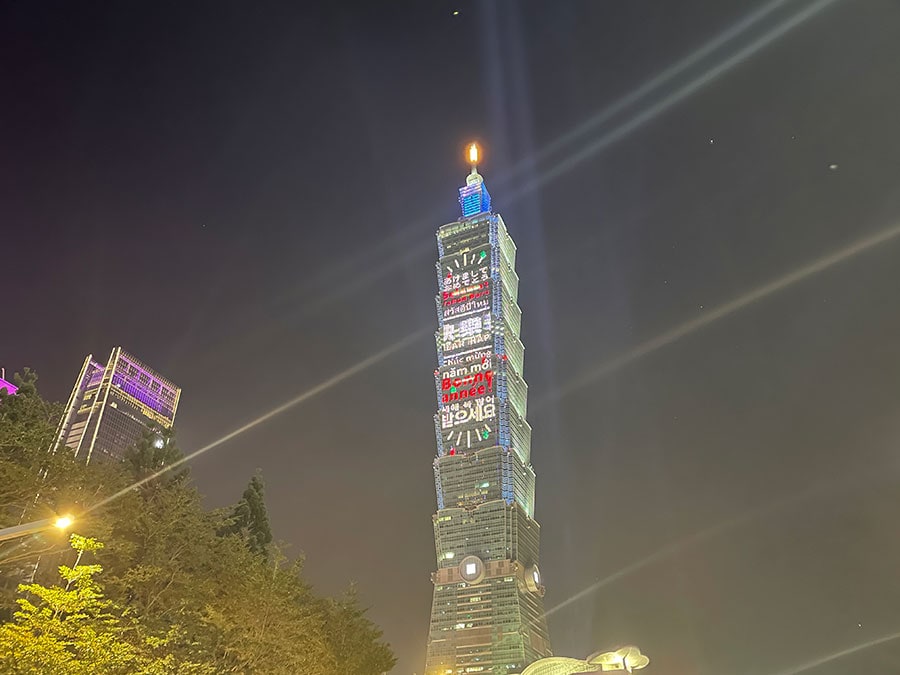 台北101ビルの壁面には、数々のプロジェクションマッピングや動画が登場。群を抜いた華やかな演出です。