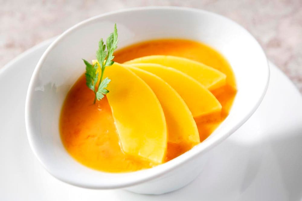「フレッシュマンゴープリン」には、完熟マンゴーの果肉を贅沢に使用。