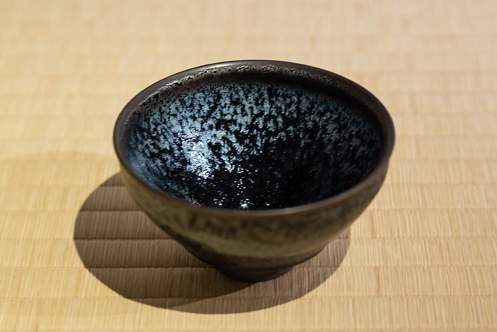 滋賀・信楽で作陶する古谷宣幸による油滴天目茶碗 120,000円。2019年3月29日(金)～4月17日(水)に展覧会を開催。