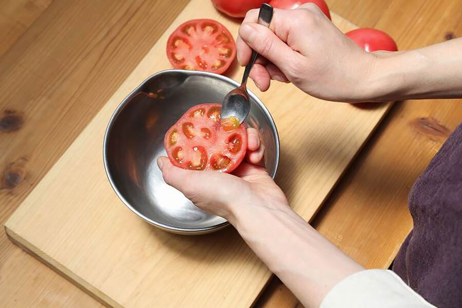 トマトは横半分にカットして、ティースプーンを使って種を除くと作業がし易い。