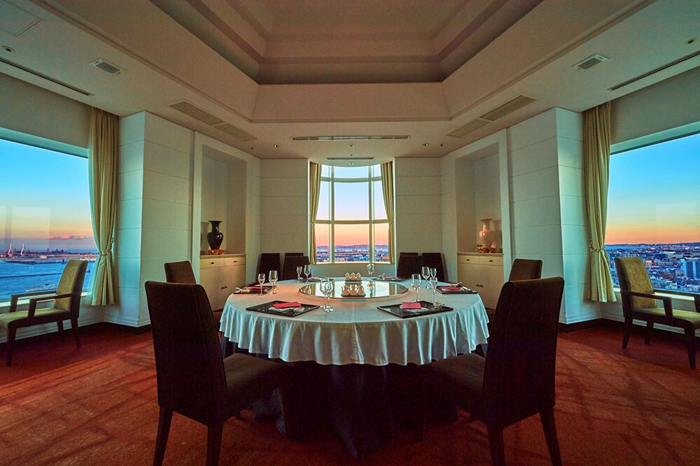 31階からの絶景を望む、中国料理「驊騮」には、大小9室の個室（有料）もある。