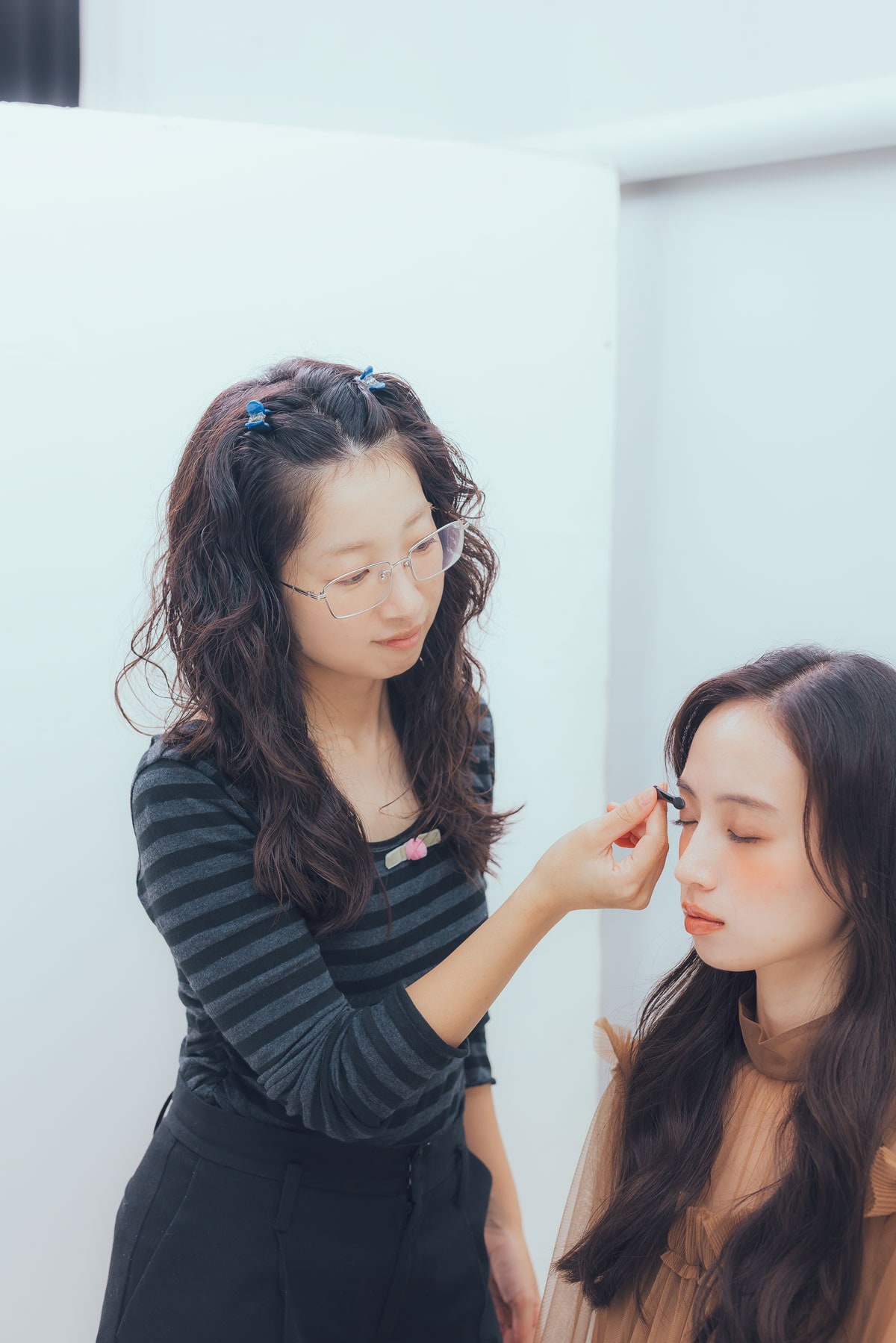 写真左：資生堂ヘアメイクアップアーティスト・阿保麻都香（あぼまどか）さん。