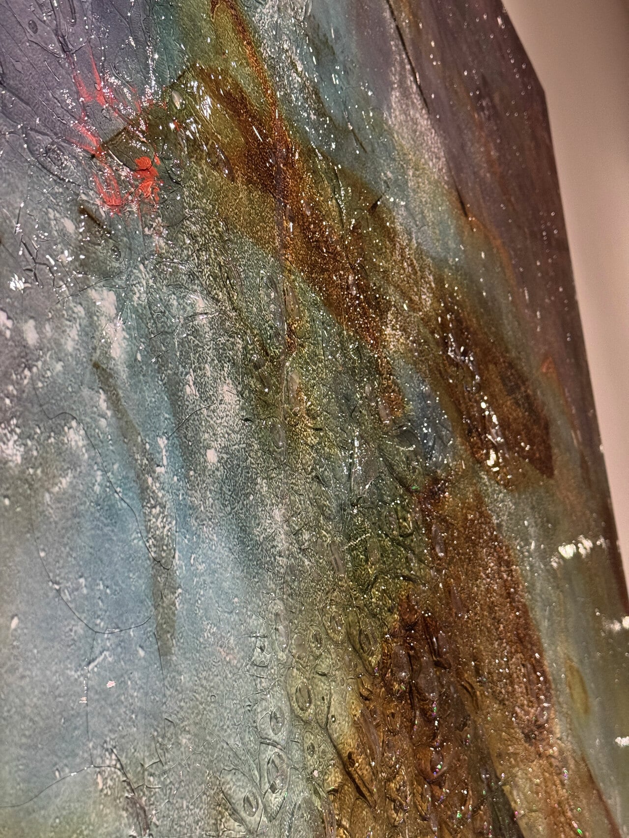 企画展『大竹伸朗展 網膜』を11月24日(月・休)まで開催中。1988年に愛媛県宇和島に移住した大竹伸朗氏。宇和島からMIMOCAへ通い、今回のために制作した新作は必見!
