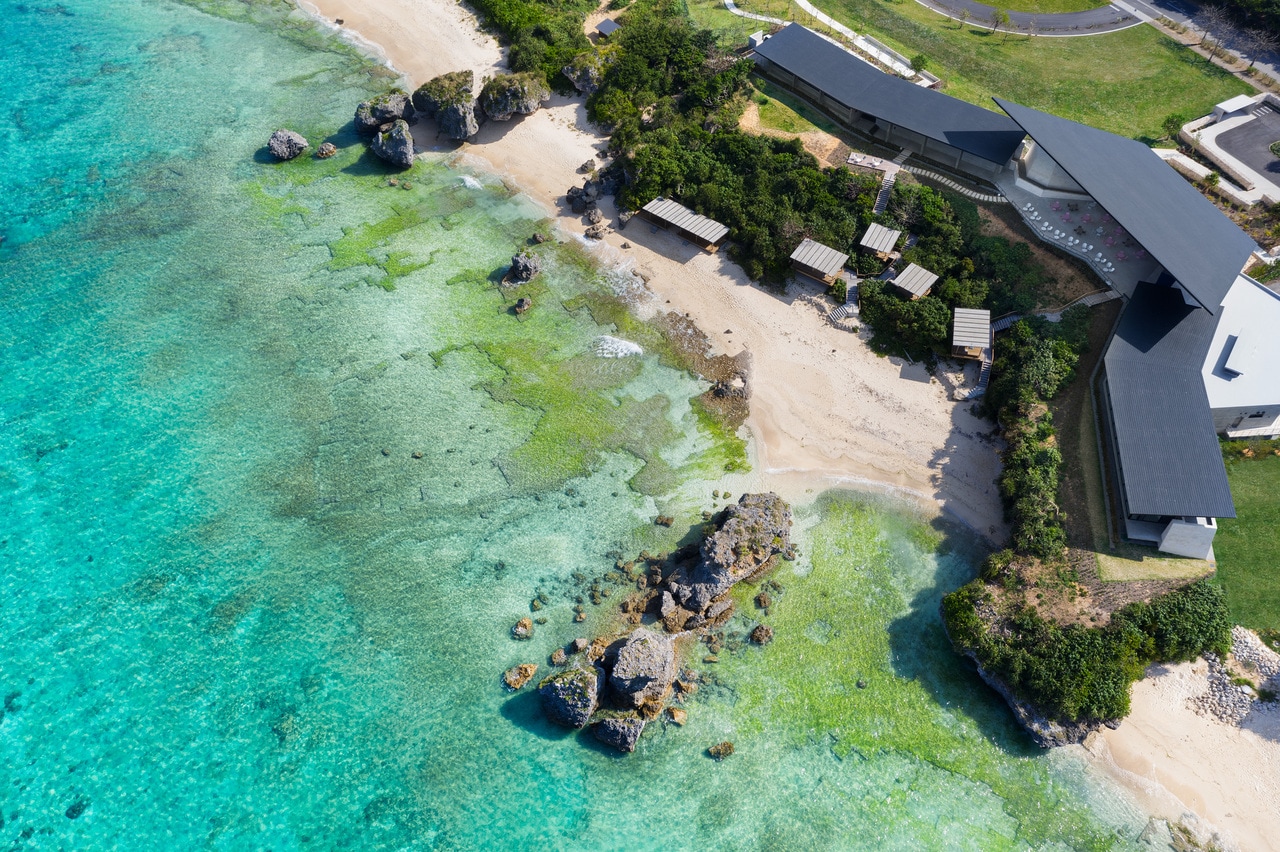 エメラルドグリーンの海と沿岸の施設を望む。