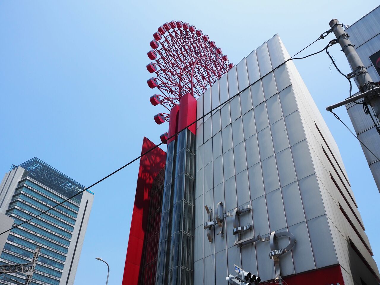 HEP FIVE　大阪市、1998年に誕生した世界初のビル一体型の観覧車。10階建ビルHEP FIVEの7階が乗り場になっており、ビル屋上を越えて最高点106mに達する。