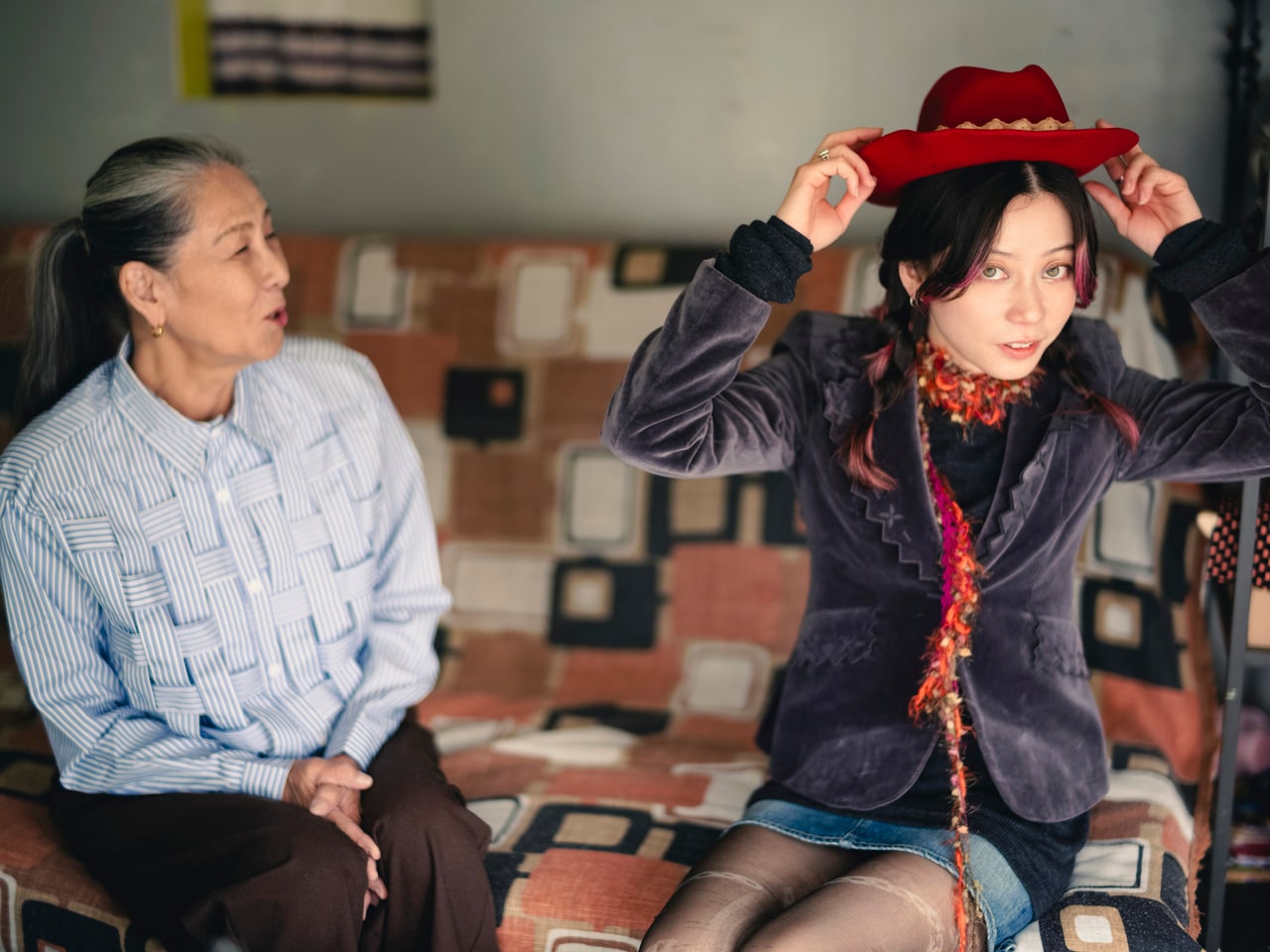 順子さんが取っておいていた、子どもの頃のSUMIREさんの帽子を被るSUMIREさん。