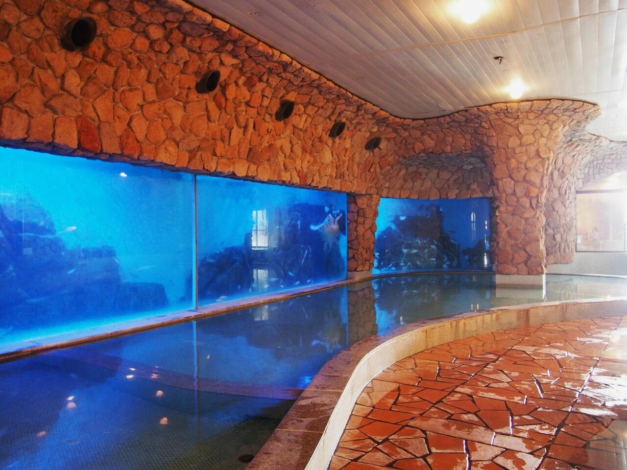 ホテルサンハトヤのお魚風呂