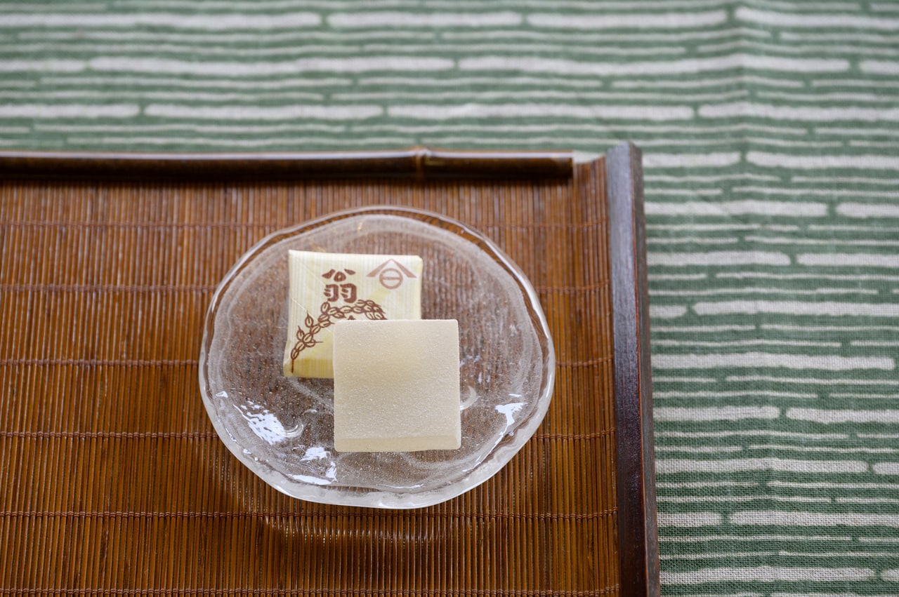 弾力のある食感と上品な甘さの「翁飴」は、高田城城主の参勤交代の土産にも持参されたという伝統の味。