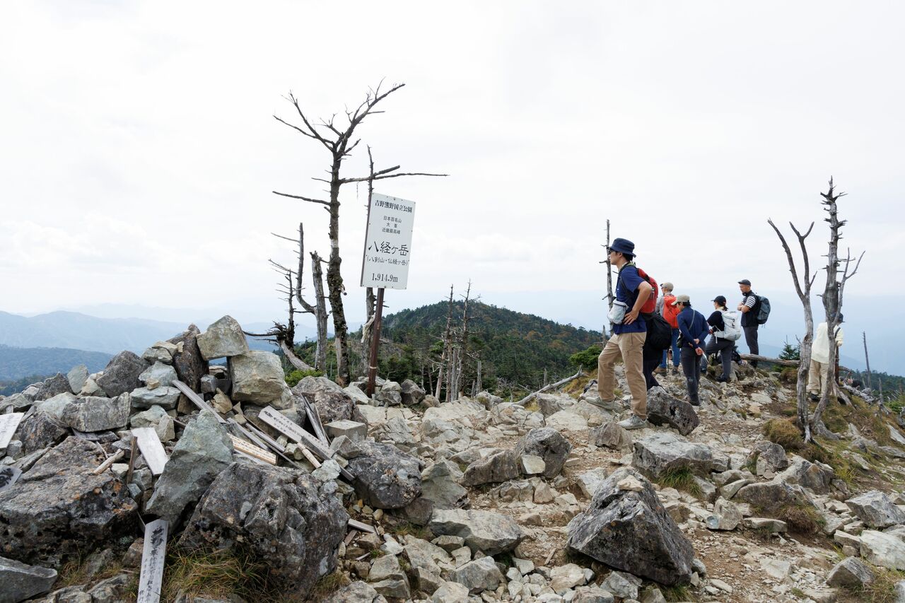 八経ヶ岳の山頂は荒涼とした独特な雰囲気に包まれている。