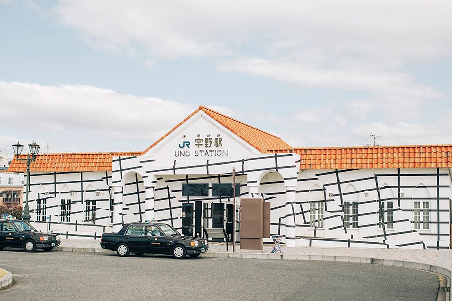 JR宇野みなと線の終着駅、宇野駅。イタリア人アーティストのエステル・ストッカーにより駅舎がアート化された。