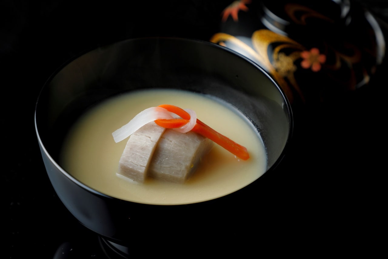 「椀盛 海老芋 紅白結び 溶き辛子 白味噌」。