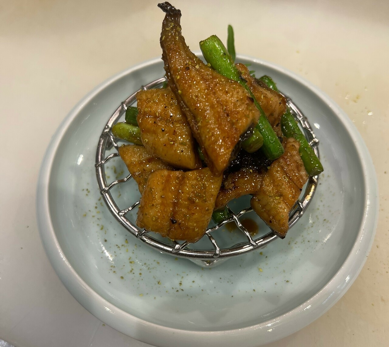 「うなぎとにんにくの芽炒め」1,800～2,400円。