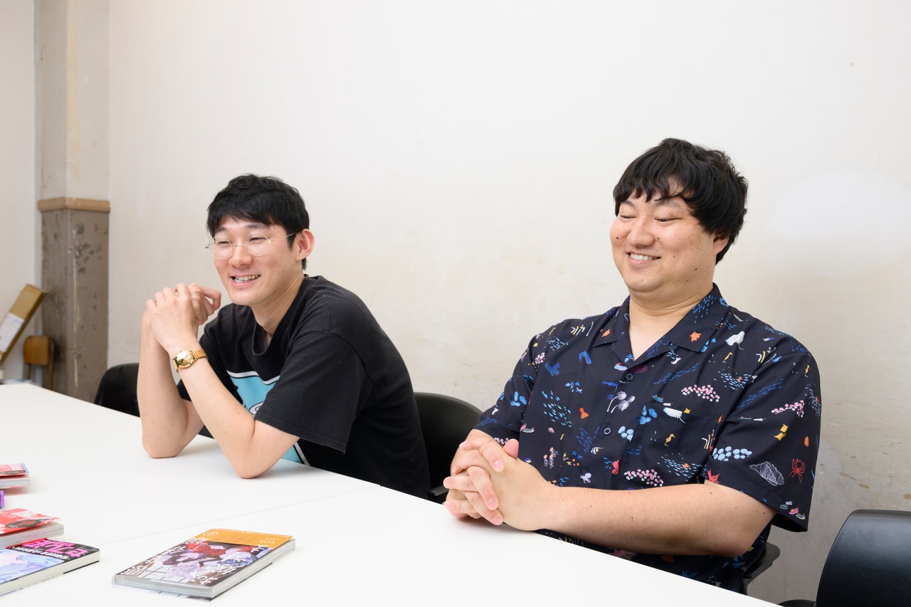 左からロングコートダディの堂前透さん、兎さん。