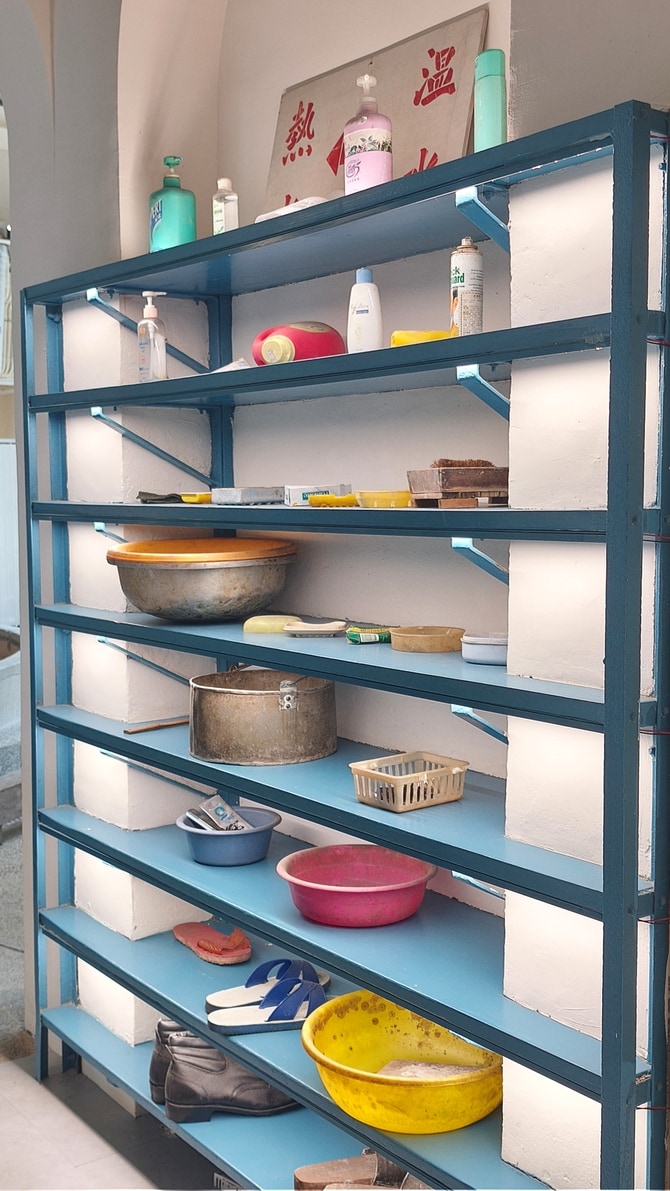 職員たちが実際に使っていたものがそのまま置かれています。