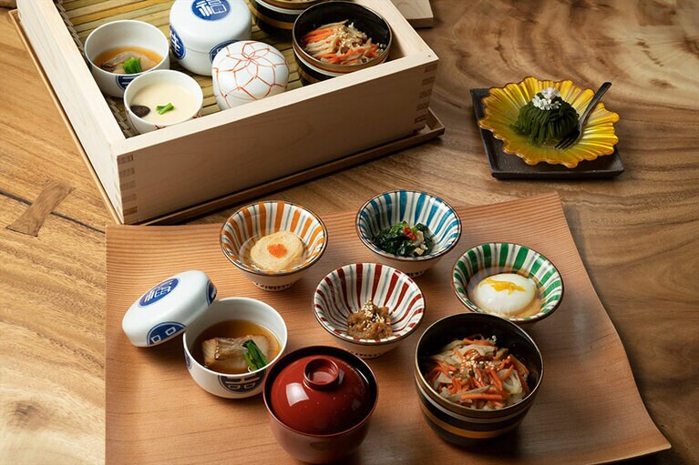 源泉蒸し料理など、地元食材をふんだんに取り入れた体にやさしい自慢の朝食。