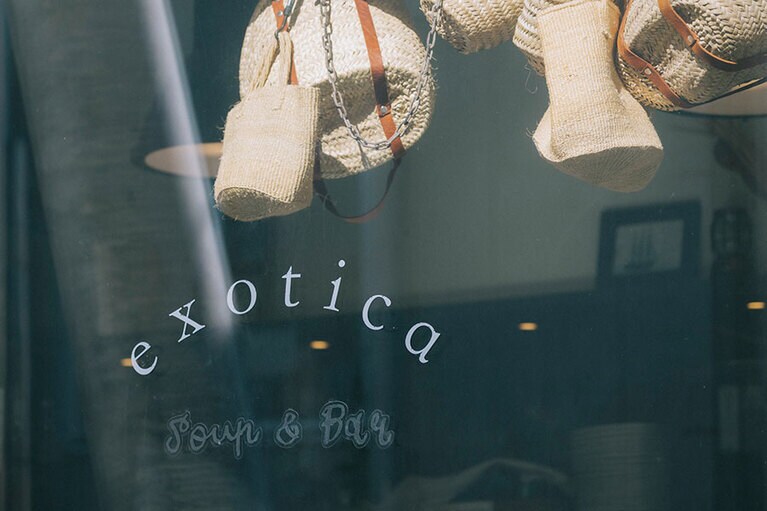 ガラス張りで明るい。