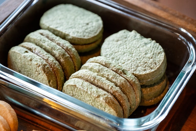 デザートワゴンには季節の焼き菓子がずらり。