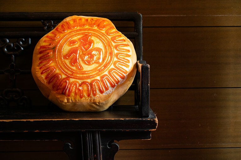 月餅のクッションも！　中3,300円。