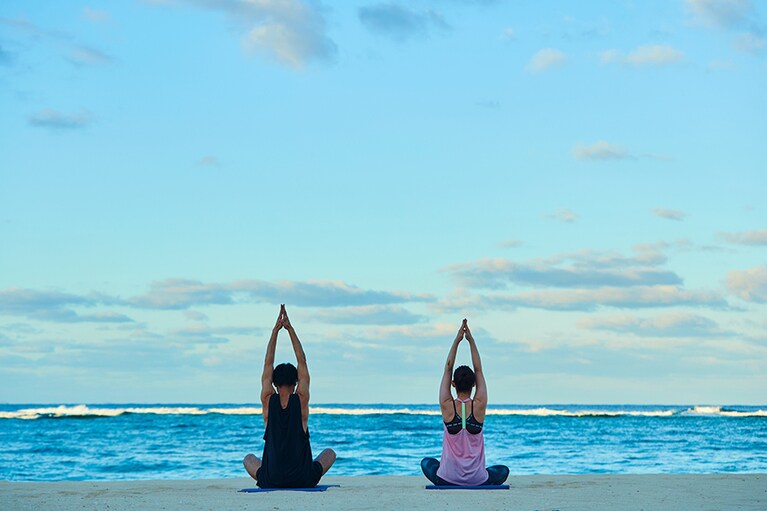 ニライビーチでの早朝ヨガ。宿泊者は無料で体験可能（7～9月に毎日開催）。