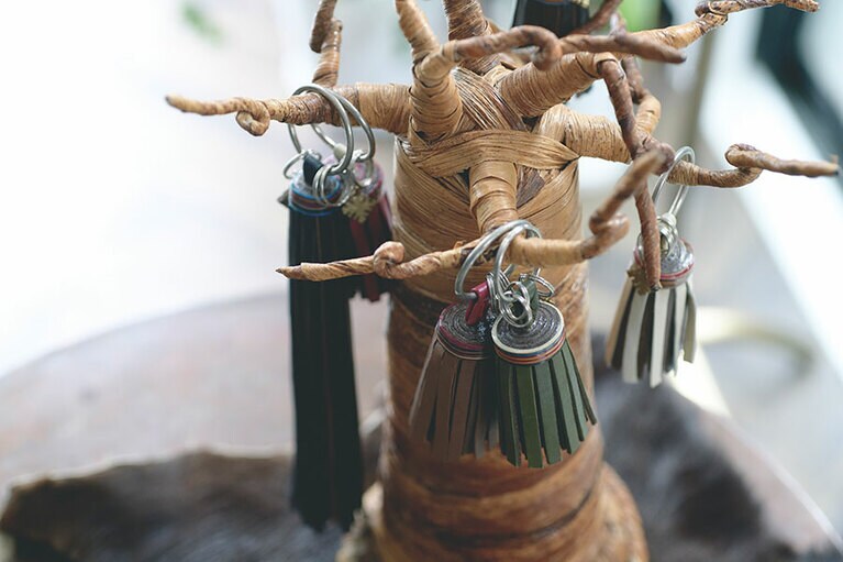 バッグチャームにもエチオピアシープスキンを使って。S 各3,400円、L 4,500円。