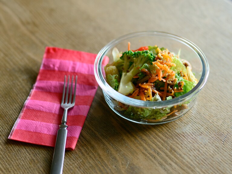 デリのサラダもガラス容器に移し替えるひと手間で食卓の表情は豊かに。