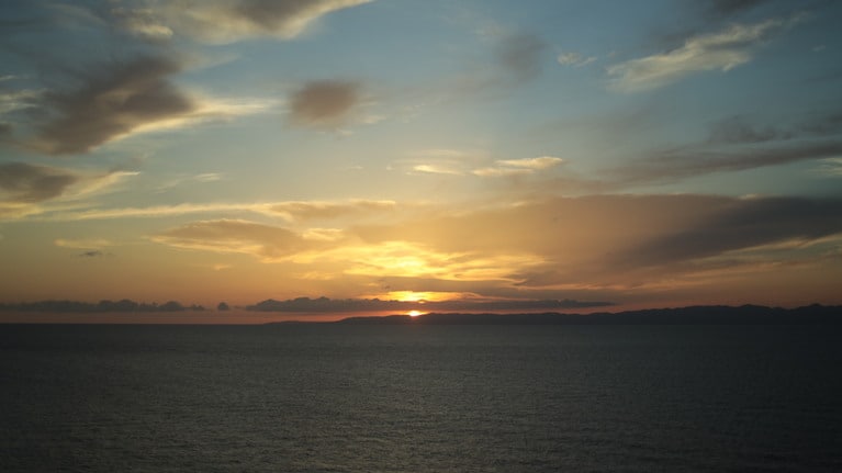 「私たちの新潟旅行」　大原えみ 「夕日が灯る」 ずっと遠くで灯る夕日に歓迎された。