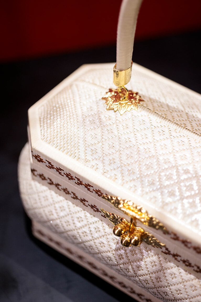 熱帯に自生するシダの一種、ヤーンリパオのツルを用い、精緻な文様を編み上げたバッグ。