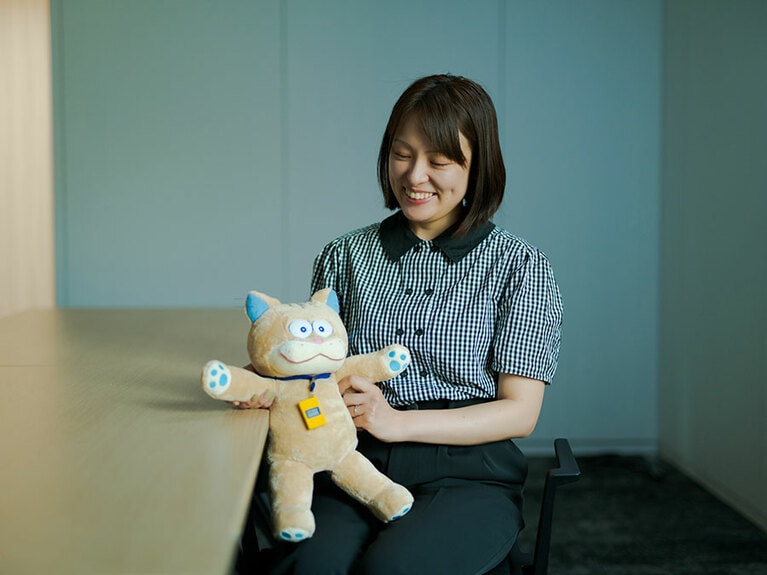 久野遥子監督とあんずちゃんの特製ぬいぐるみ。首から下げているガラケーがポイント。