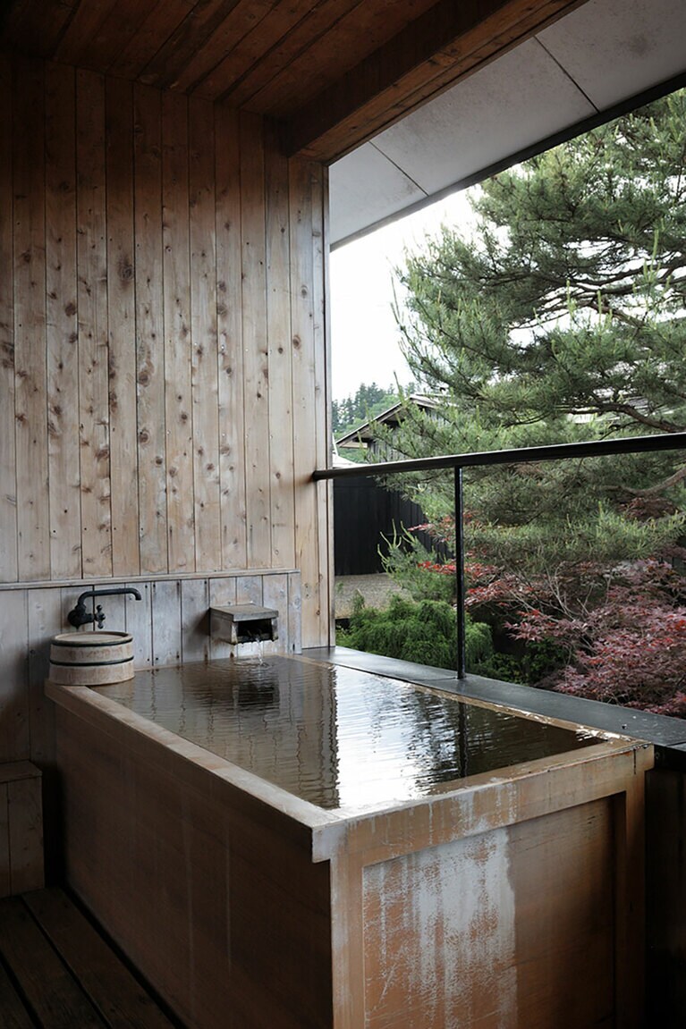 部屋の露天風呂は、源泉をそのまま引いた湯。もとは61℃で、湯守が湯量を調節しながら約42℃に保っている。