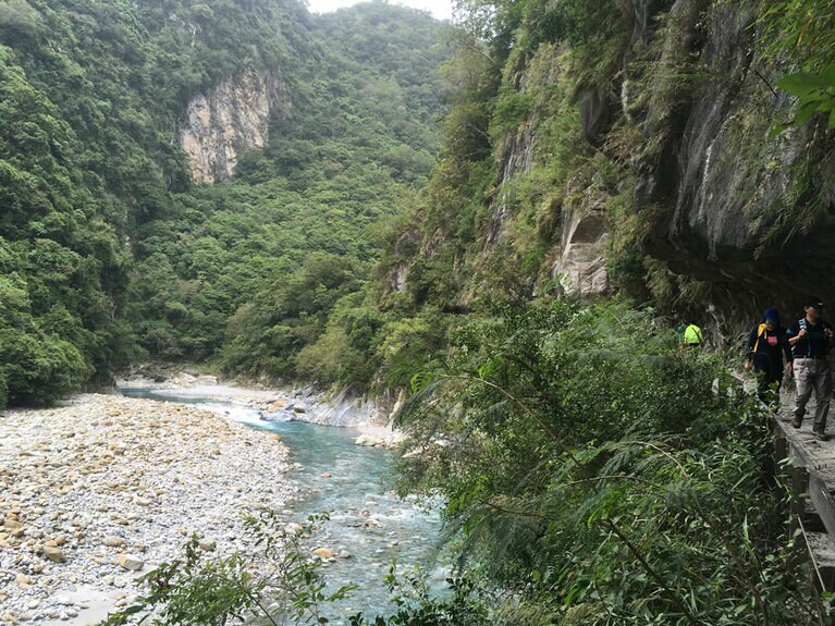 川の脇の崖をえぐって作られた、ワイルドな歩道を歩きながらハイキング。