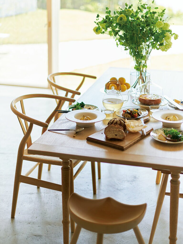 窓ぎわのダイニングテーブルが暮らしの中心。海を眺める特等席で、食事や会話を楽しんでいる。