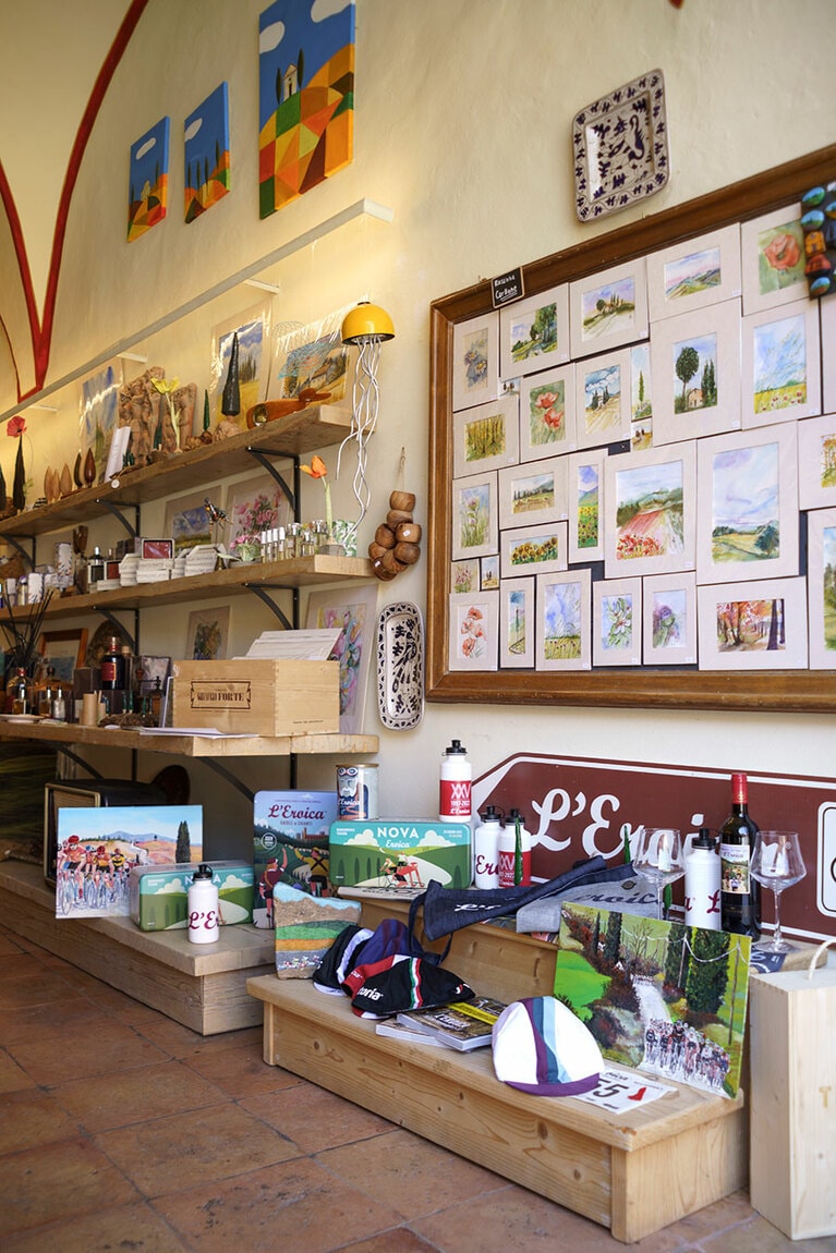 トスカーナの職人の体温を感じるアートやハンドクラフトが並ぶ。