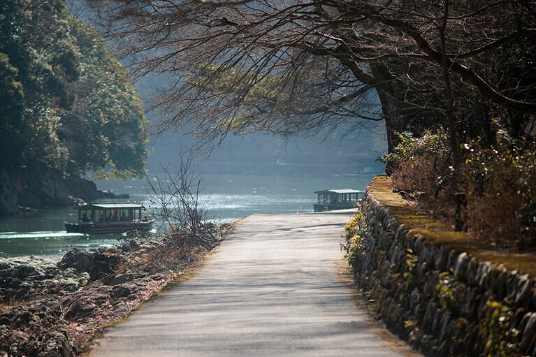 大堰川沿いの遊歩道を歩けば、船とはまた違った景色が見えてくる。