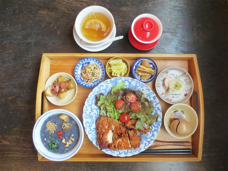 「時光舎のおすすめごはん膳」2,500円。主菜3種類から選び、小菜6種類、八宝美人粥、台湾茶、デザートが付く。「八宝美人粥セット」は八宝美人粥、小菜6種、台湾茶、デザート付きで1,500円。どちらも11時半～14時のメニュー。