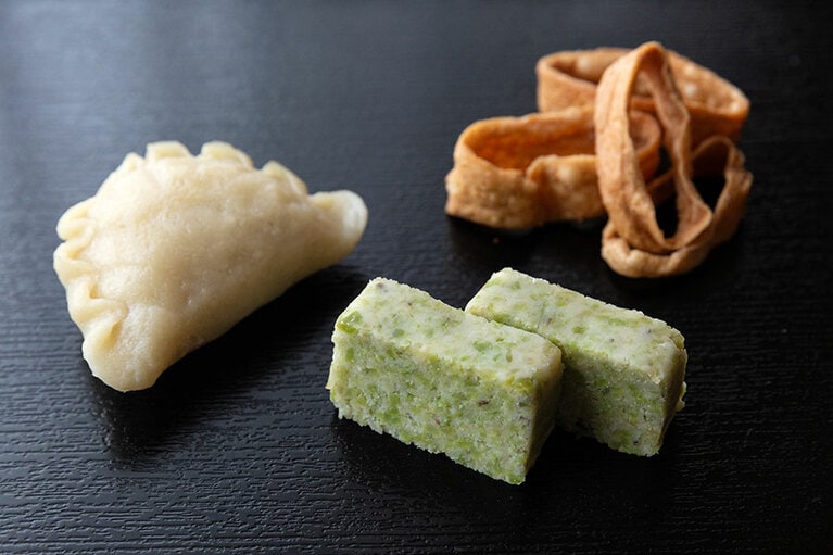 地粉や豆類を使った素朴なおやつ。©安彦幸枝