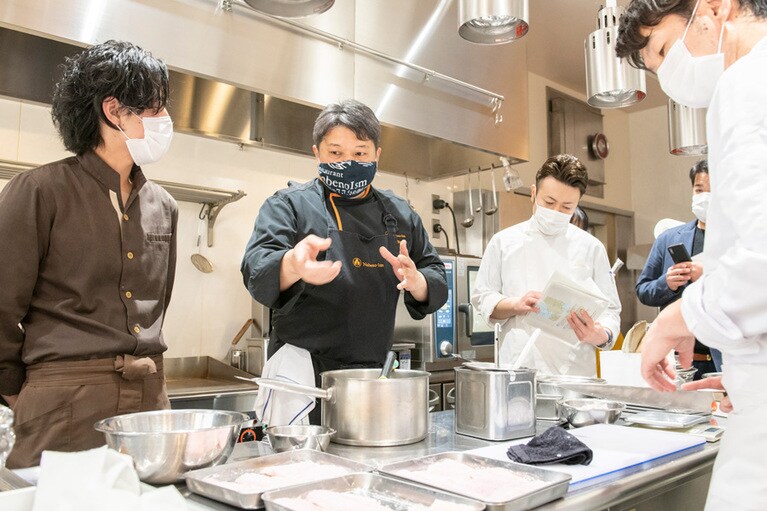 コラボディナーに先立って、福井の料理人たちが集っての料理講習会も開催。左から、東福シェフ、渡辺シェフ、福井フレンチの名店「ジャルダン」の吉川正裕シェフほか。