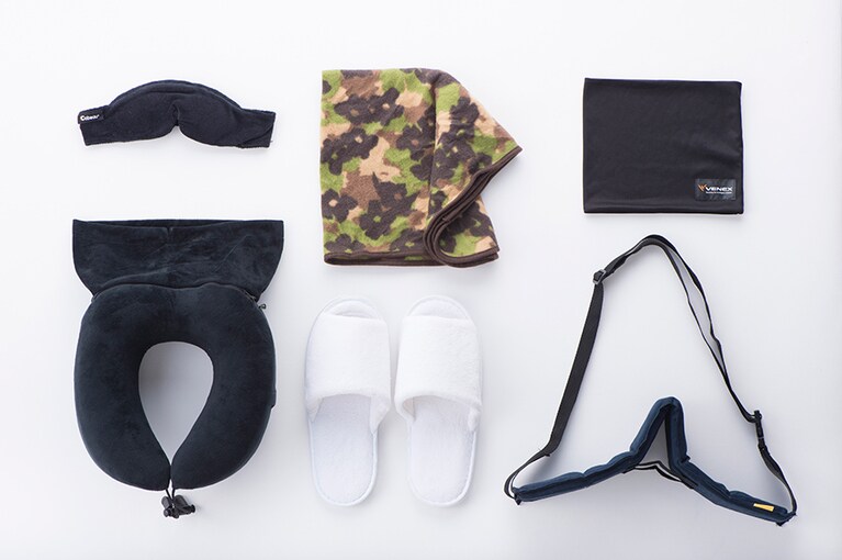 アイマスク、ブランケットなど、ロングフライトでもリラックス！ 機内を快適にするグッズ。