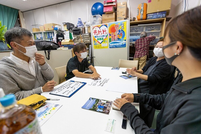 出演前にスタジオの別室で打ち合わせ。
