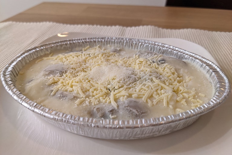 トースターで焼く前のグラタン。この状態からでも、牡蠣がたっぷり入っているのが見てとれます。