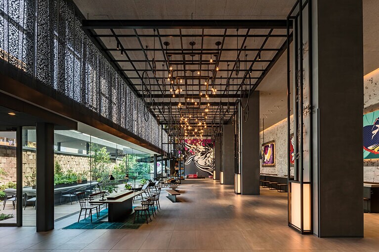 2020年9月、東京駅からJR京葉線で約7分の潮見駅前にオープン。