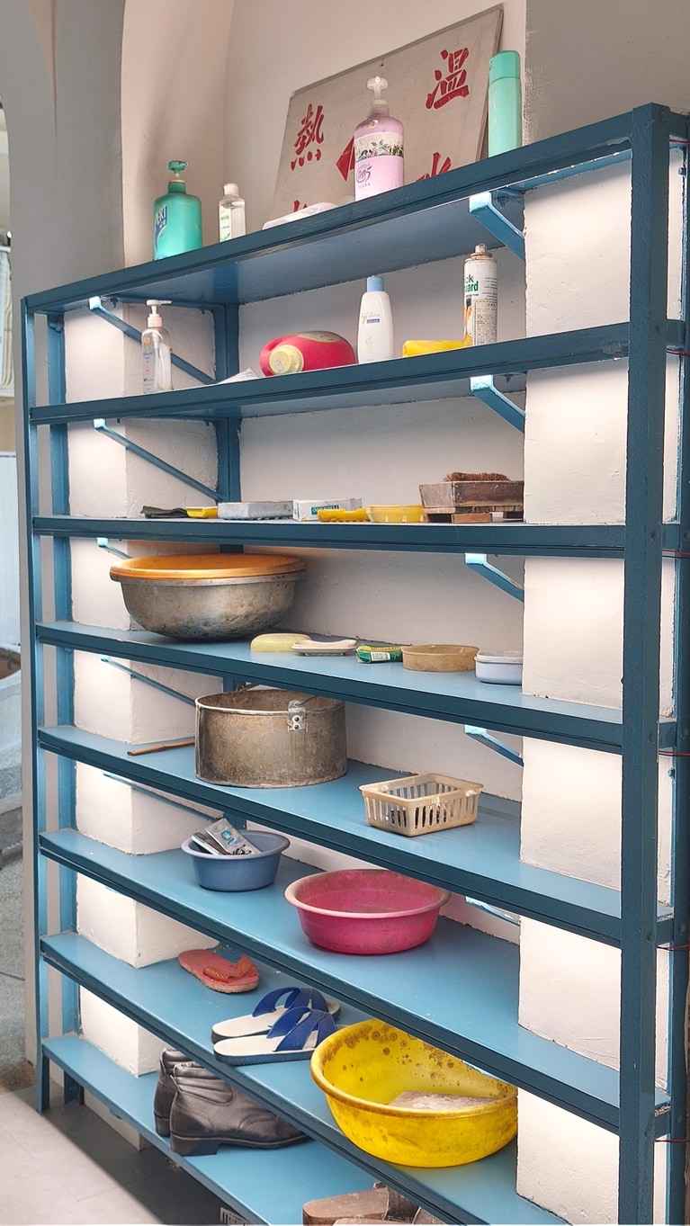 職員たちが実際に使っていたものがそのまま置かれています。