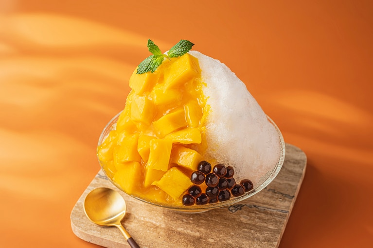「プレミアムかき氷 マンゴー」各2,800円。提供期間：2025年6月1日～8月31日　提供時間：月～金 10:00～21:00（最終入店 20:30）　土 9:00～21:00（最終入店 20:30）　日・祝 9:00～20:00（最終入店 19:30）