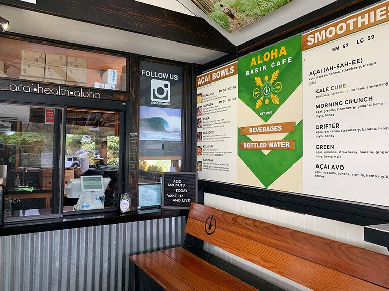 注文カウンターの横には、アサイボウルとスムージーのメニューが。